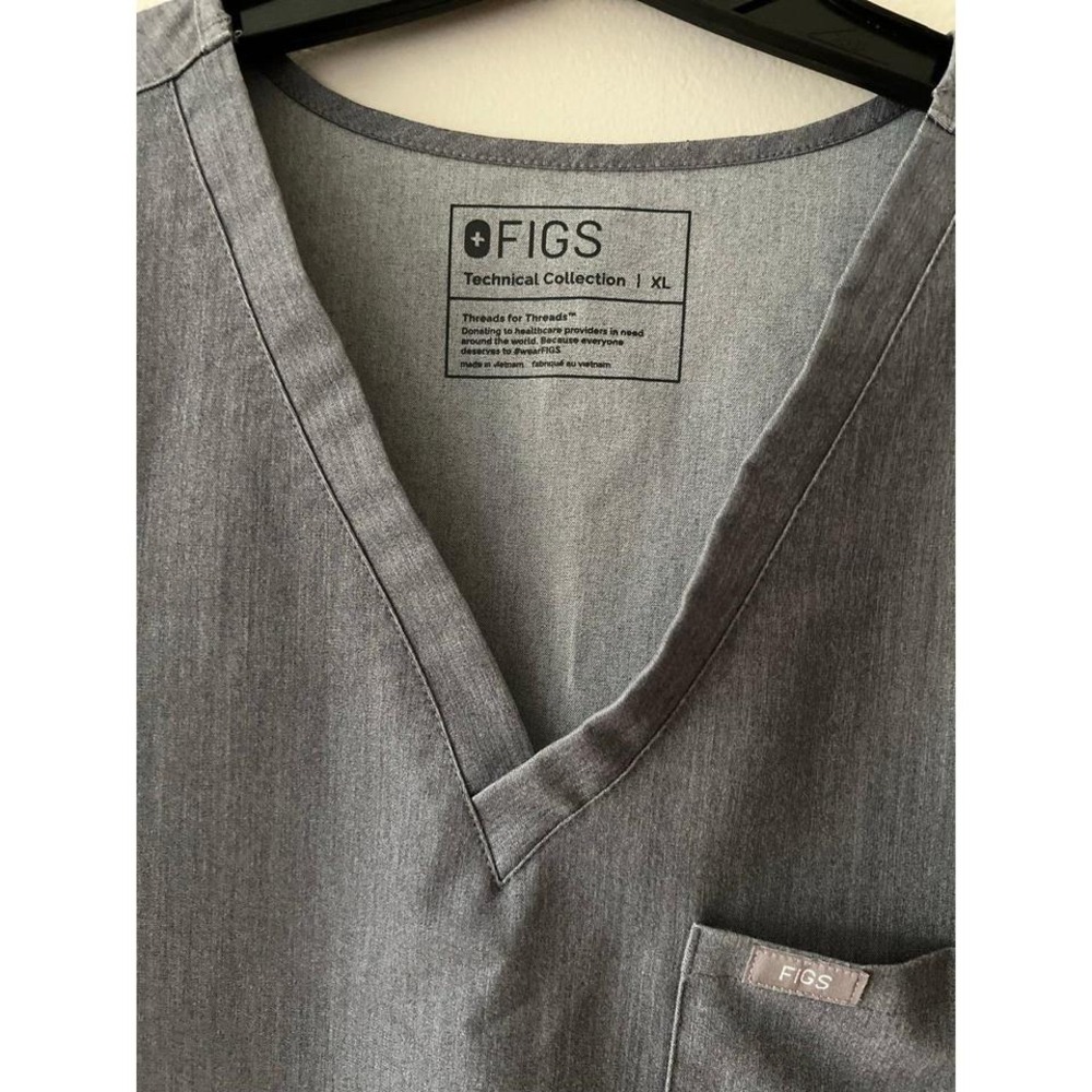 FIGS Catarina One Pocket Scrub Top Graphite Gray XL - Picture 3 of 5